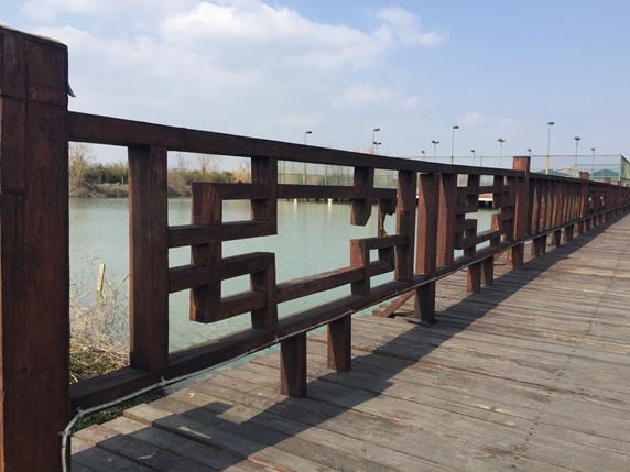 1. 绿华塑木栏杆LHF-6工程应用产品 免费咨询热线:400-062-0075 塑木栏杆立柱:150*150mm,塑木栏杆横梁(塑木栏杆扶手)1:120*60mm,塑木栏杆横梁(塑木栏杆扶手)2:90*90mm 2. 绿华塑木栏杆LHF-6产品描述 免费咨询热线:400-062-0075 绿华塑木栏杆LHF-6主要是长期使用在公园栈道,栈桥,亲水平台,小区,别墅,港口,码头,海边湿地等各种环境下的市政工程和户外园林景观工程。 绿华塑木免费为客户提供好塑木栏杆LHF-6施工指导和安装指导。同时免费为客户